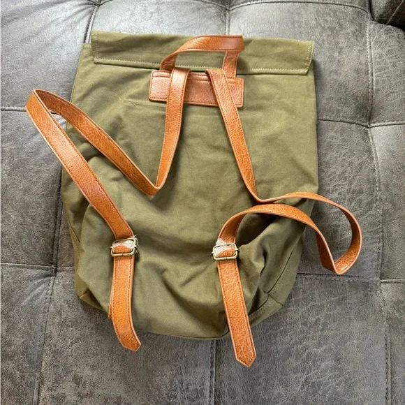 Billabong Backpack with Leather Strap Olive Green 17”x14” - Picture 4 of 13